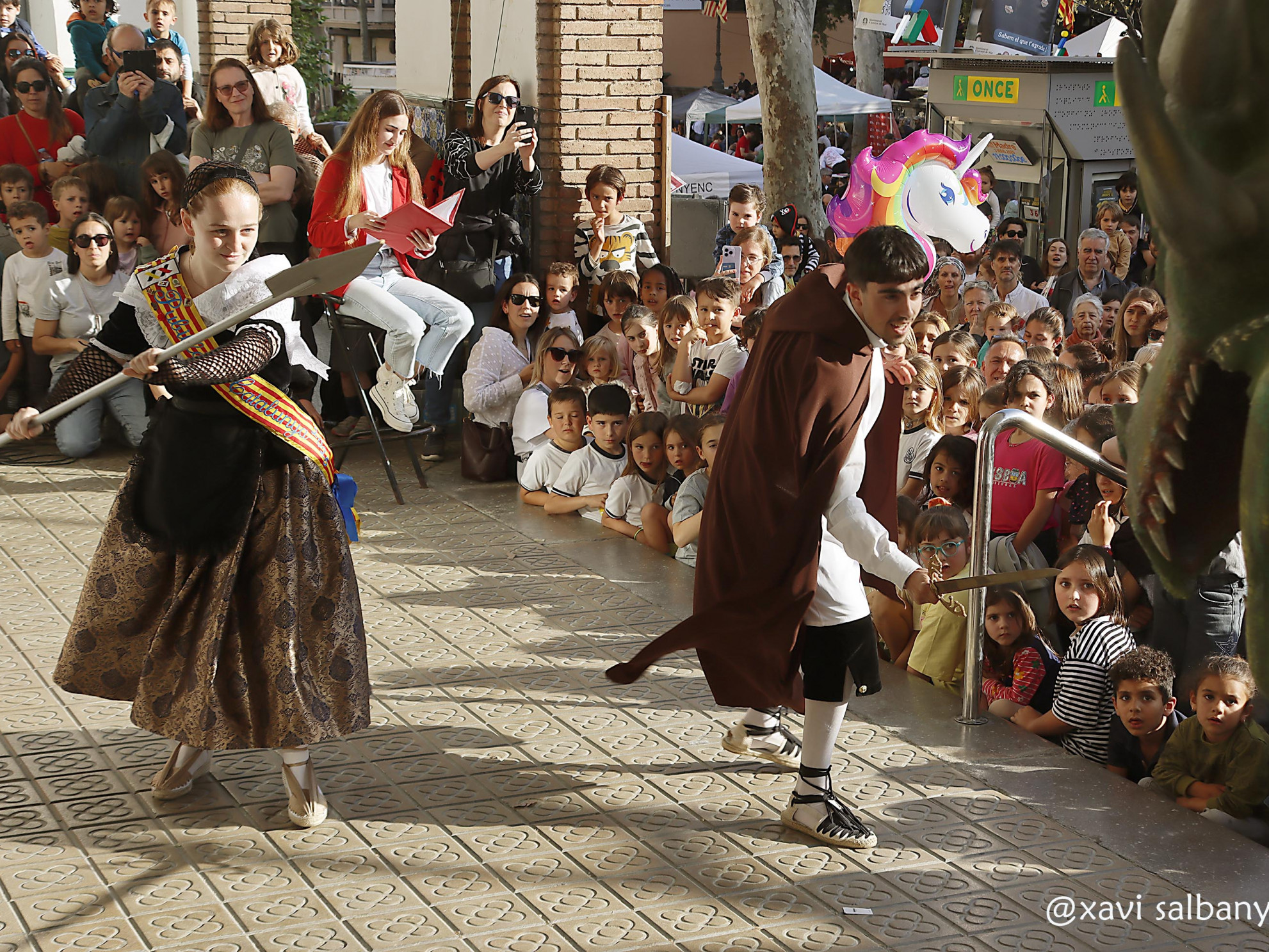 St Jordi: Llibres, Roses i Ràdio.